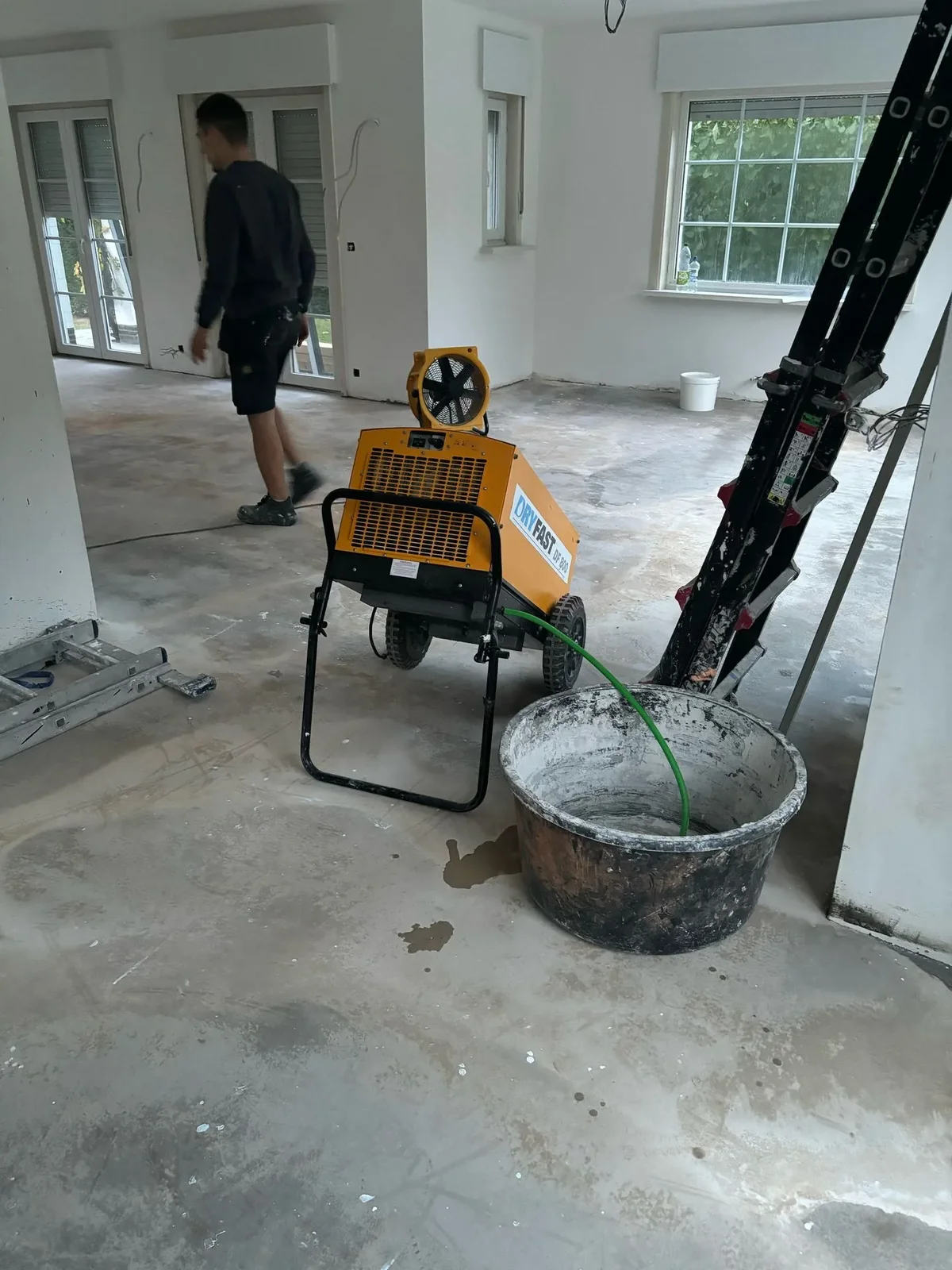 Séchage accéléré d'un chantier de construction avec un déshumidificateur professionnel Co-Dry