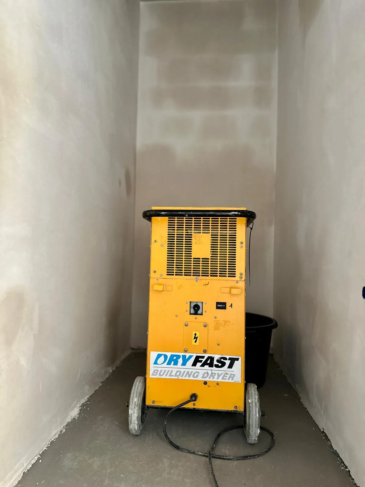 Dryfast Building Dryer ontvochtiger geïnstalleerd in een gang in de afwerkingsfase