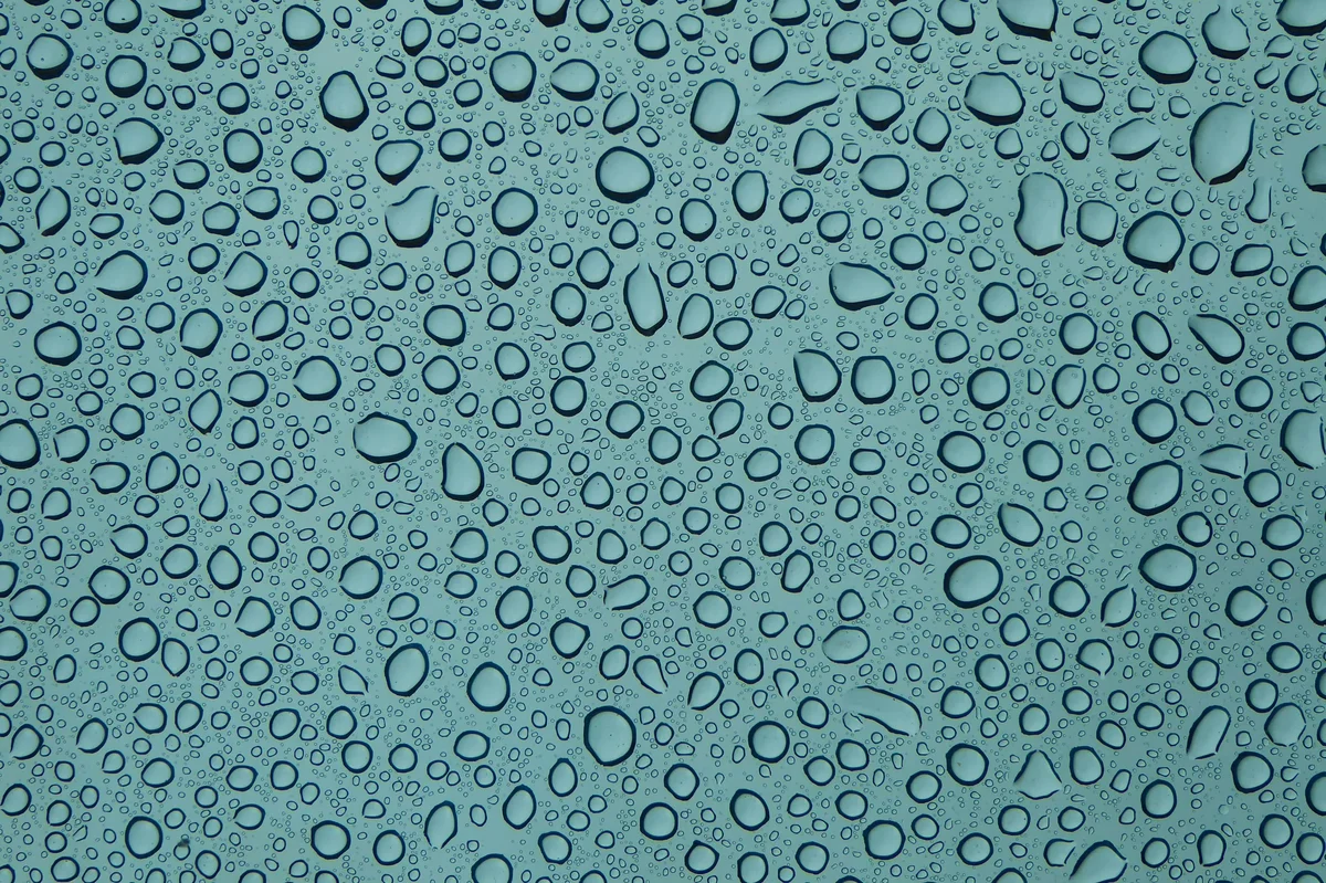 Gouttes de condensation sur une surface, illustration d
