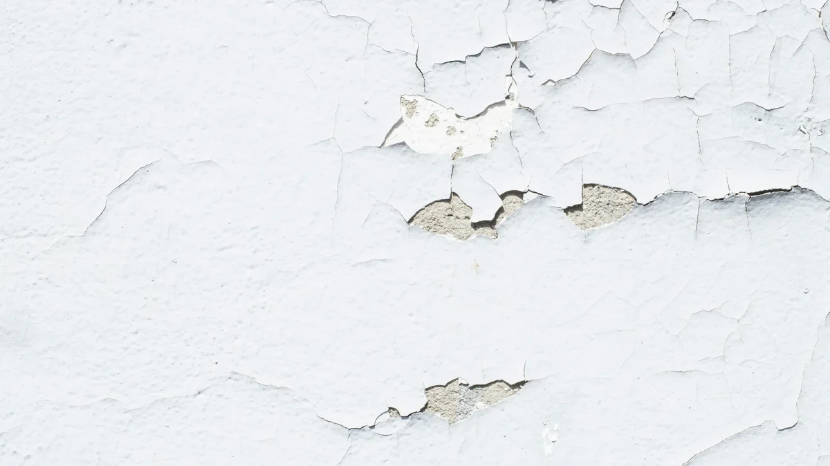 Mur avec peinture craquelée et écaillée par l'humidité