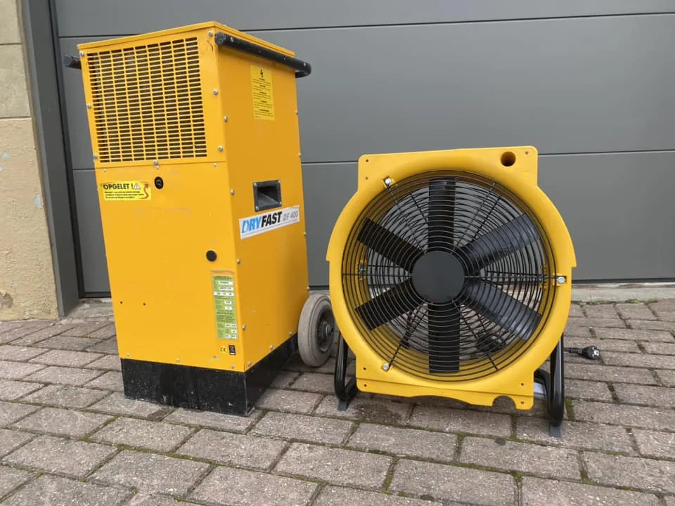 Déshumidificateur Dryfast DF400 et ventilateur circulaire jaune prêts à la location